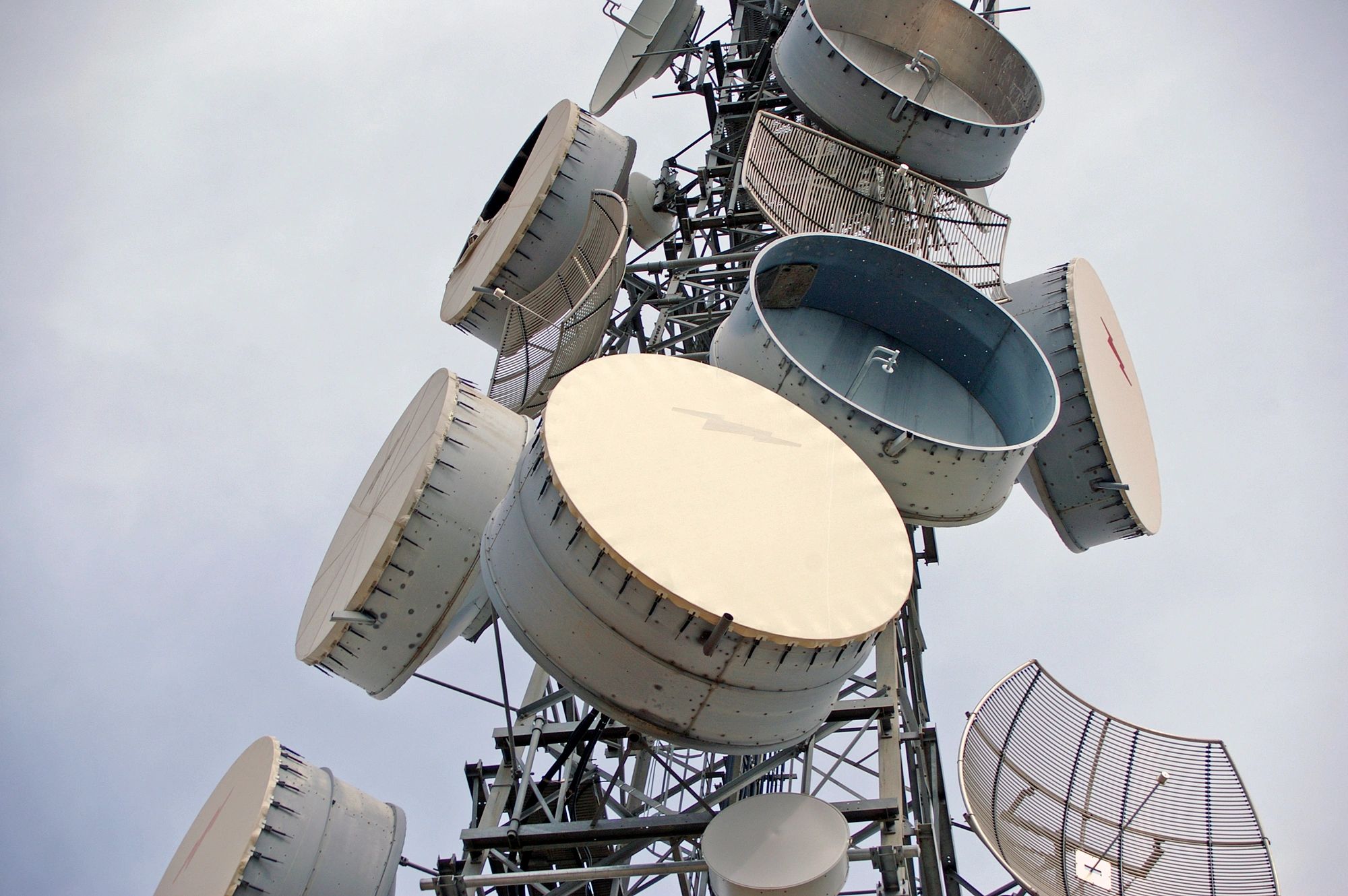 Parabolic antennas on a telecommunications tower